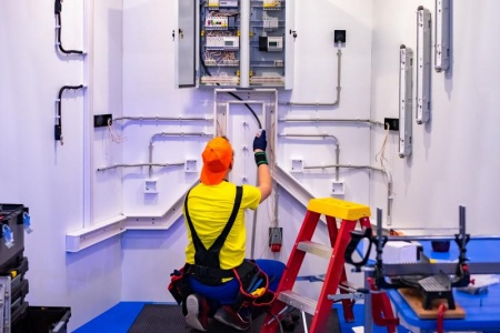 Les étapes clés d'une rénovation électrique réussie dans votre logement