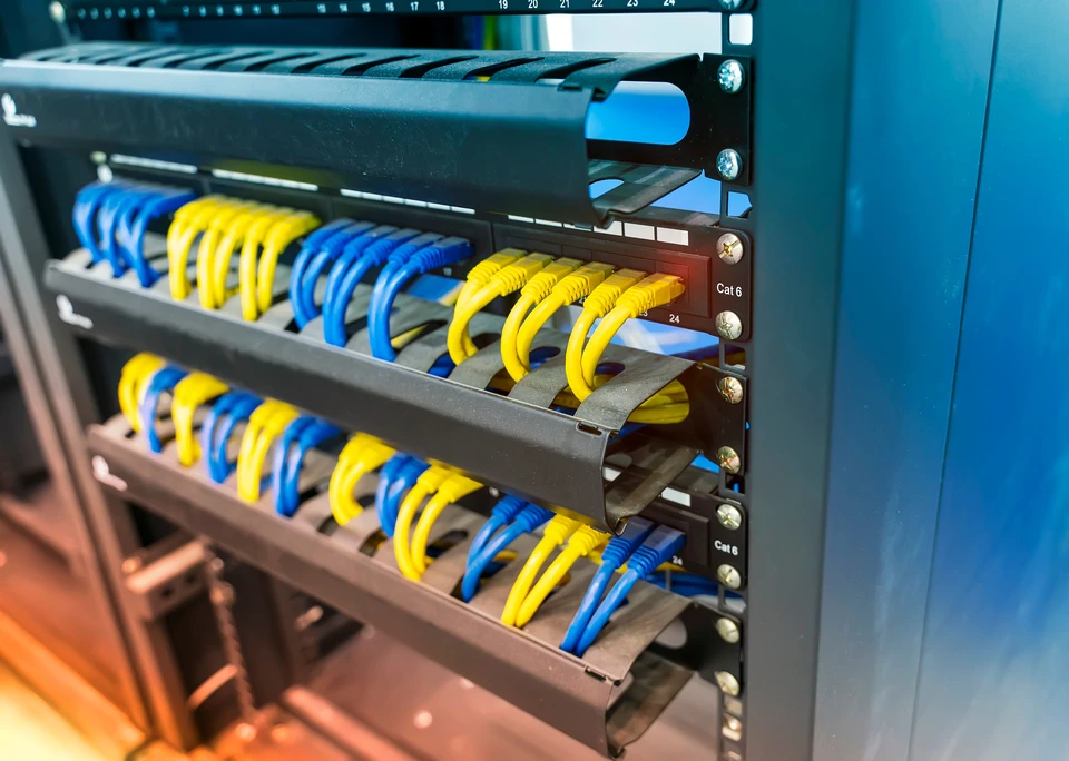 Intérieur d'armoire réseau informatique avec câbles Ethernet organisés