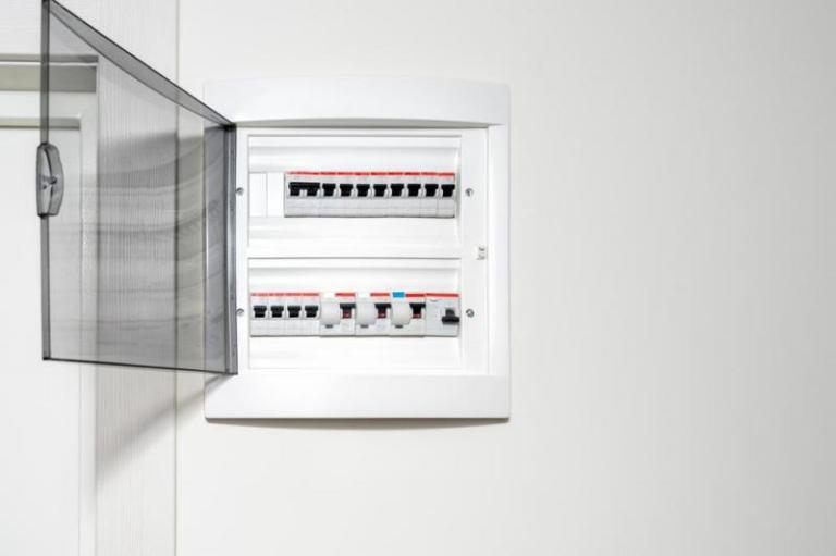 La maintenance électrique à Ottonville : pourquoi l'intégrer à votre routine ?