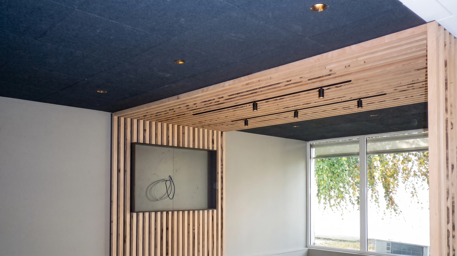 Main dans un intérieur résidentiel moderne activant un système d'alarme domestique mural